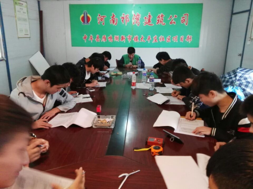 老师带领学生熟悉项目学习